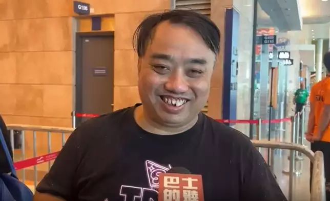 Jerry早上7時30分已到場排隊，成為VIP簽名隊首位，衝住偶像簽名而來之餘亦不忘留意場內心水書籍。巴士的報記者攝
