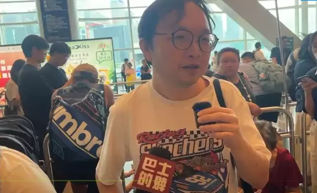 鍾先生早上8時到場排隊，隨隊伍由外場移至展廳門口集中候場後，隊伍次序略有變動，他變為排至首位，笑言心情輕鬆，期待入場後可以四圍逛逛揀書。巴士的報記者攝
