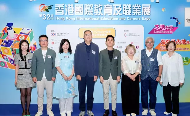 多位政商、教育及文創界重量級主禮嘉賓蒞臨共襄盛舉，與現場滿座的觀眾共同見證一班學員，在經歷數月港穗兩地密集式特訓後的終極成果。 左起 深水埗民政助理專員王懿詩,前香港海關關長鄧以海先,中港新世代基金會會長李慧芬 4.廠商會展覽服務有限公司主席施榮,大灣區共同家園青年公益基金副主席莊家彬先生