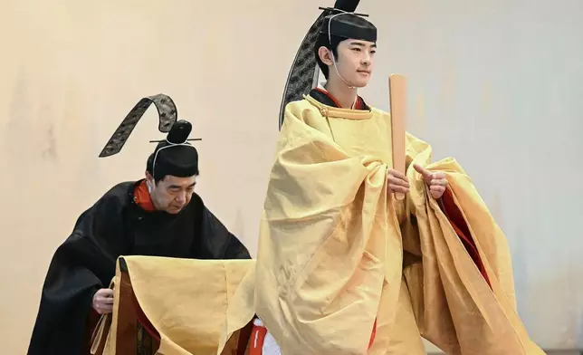 (日本共同社圖片/美聯社, File) 2025年9月6日，日本悠仁親王（右）在東京皇居出席19歲成年禮。 AP圖片