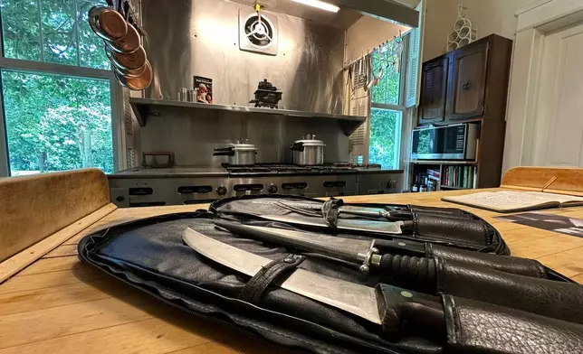 肯德基家鄉雞創辦人哈蘭德·桑德斯擁有的一套餐具及一個大型商用爐灶，周三（2026年7月22日）在肯塔基州謝爾比維爾拍賣。（美聯社圖片/迪倫·洛萬） AP圖片