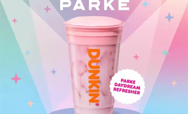Dunkin'與人氣服裝品牌Parke合作，推出Parke Daydream Refresher飲品，這款士多啤梨風味的粉紅色夏日飲品將於7月17日在全國Dunkin'分店上市。 AP圖片