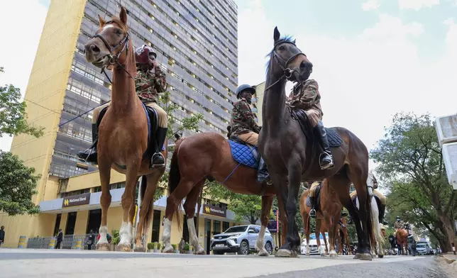 肯尼亞警員騎馬巡邏，在一場紀念與1990年代引入多黨制民主運動相關日子的示威期間，攝於肯尼亞內羅畢，2026年7月7日周二。(美聯社圖片/Andrew Kasuku) AP圖片