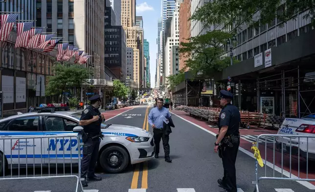 警方周三（2026年7月8日）在紐約東42街235號附近封閉的街道上戒備。(美聯社圖片/Yuki Iwamura) AP圖片