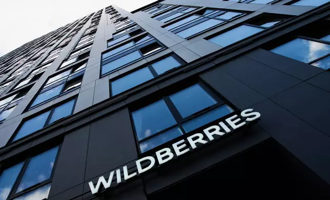 俄羅斯主要網上零售商Wildberries位於莫斯科一棟建築上的分店名稱。攝於2026年7月22日周三。(美聯社圖片/Alexander Zemlianichenko) AP圖片