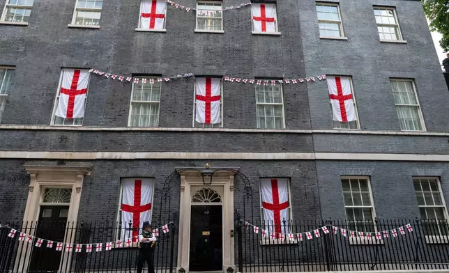 2026年7月15日周二，世界盃足球賽期間，英格蘭國旗懸掛在倫敦唐寧街10號的窗戶外。(美聯社圖片/Thomas Krych) AP圖片