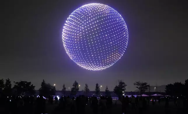 2026年7月15日周三，南韓仁川一個公園舉行K無人機節，無人機點亮夜空。(美聯社圖片/Ahn Young-joon) AP圖片