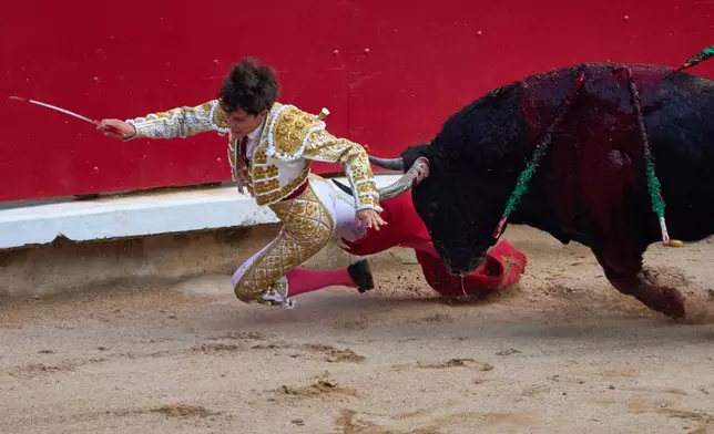 西班牙鬥牛士亞倫帕拉西奧在西班牙北部潘普洛納聖費爾明節的鬥牛活動中跌倒。攝於2026年7月7日周二。(美聯社圖片/Miguel Oses) AP圖片