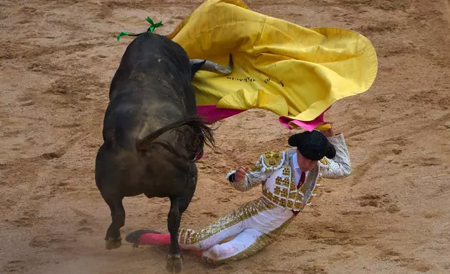 西班牙鬥牛士亞倫帕拉西奧在西班牙北部潘普洛納聖費爾明節的鬥牛活動中跌倒。攝於2026年7月7日周二。(美聯社圖片/Miguel Oses) AP圖片