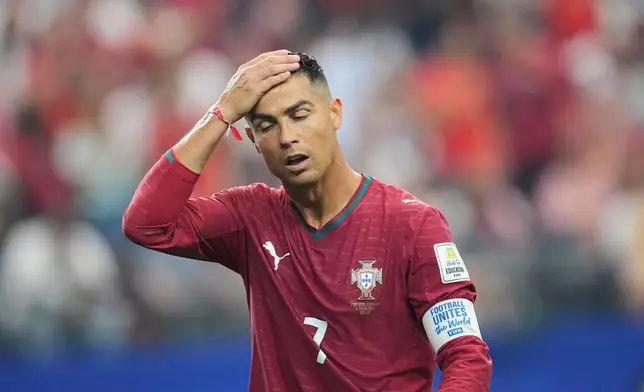 葡萄牙球員C朗拿度（七號）周一在德州達拉斯附近阿靈頓舉行的世界盃十六強足球賽事中，對陣西班牙期間的反應。（美聯社圖片/Julio Cortez） AP圖片