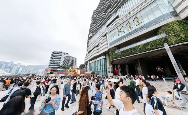 於2026財政年度（2025年7月至2026年6月），K11 MUSEA及K11 Art Mall人流均創歷史新高，帶動會員消費持續增長