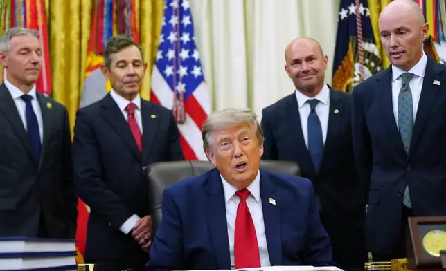 美國總統特朗普於2026年7月13日周一，在華盛頓白宮橢圓形辦公室簽署行政命令，修改大階梯-埃斯卡蘭特國家紀念區及熊耳國家紀念區前發言。(美聯社圖片/Julia Demaree Nikhinson) AP圖片