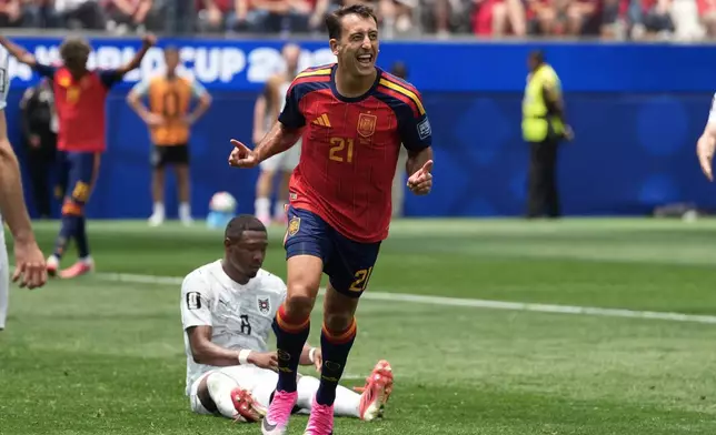 2026年7月2日周四，洛杉磯附近加州英格爾伍德舉行的世界盃三十二強足球賽中，西班牙隊的米基爾奧亞薩巴爾（二十一號球衣）慶祝射入球隊首個入球。(美聯社圖片/Jae C. Hong) AP圖片