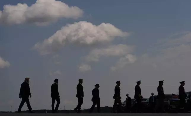 2026年7月22日周三，特拉華州多佛空軍基地，總統特朗普（最左方）離開莊嚴的遺體移交儀式。(美聯社圖片/Julia Demaree Nikhinson) AP圖片