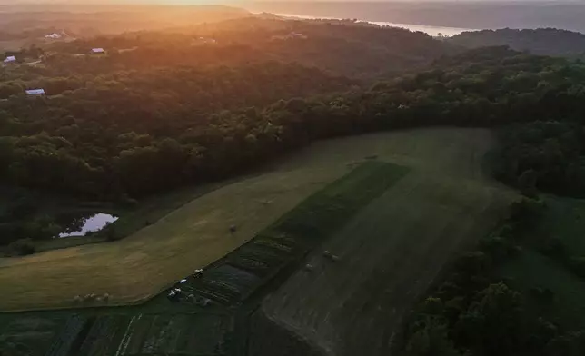 太陽周三（2026年7月1日）在肯塔基州布魯克斯維爾的一個農場上空落下。(美聯社圖片/Joshua A. Bickel) AP圖片