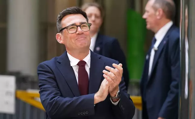 英國執政工黨新任黨魁安迪·白南於2026年7月17日周五，在倫敦出席工黨黨魁特別會議後離開。(美聯社圖片/Alberto Pezzali) AP圖片