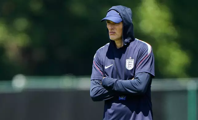 英格蘭隊主教練圖赫爾在2026年7月14日周二，於密蘇里州堪薩斯城觀看世界盃足球賽訓練。(美聯社圖片/Charlie Riedel) AP圖片