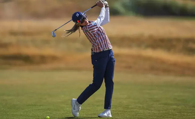 桑木志帆，日本選手，周四（2026年7月30日）在英格蘭利瑟姆聖安妮舉行的英國女子公開賽首輪比賽中，於第十四洞練習揮桿。(美聯社圖片/Jon Super) AP圖片