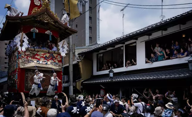 在日本西部京都，神道教祇園祭主要巡遊之一，一個巨型節日花車在歡呼的人群中巡遊。攝於2026年7月17日周五。(美聯社圖片/Fred Mery) AP圖片