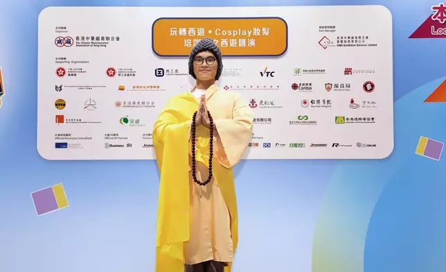西遊大滙演上，畢業學員大玩國潮二次元，化身「如來佛祖」登上舞台行騷。