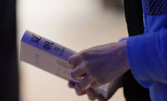 山野直之手持村上春樹新書《加穗的故事》。他預購了該書，並於2026年7月3日周五午夜時分，在東京紀伊國屋書店舉行的倒數活動中領取。 (美聯社圖片/Hiro Komae) AP圖片