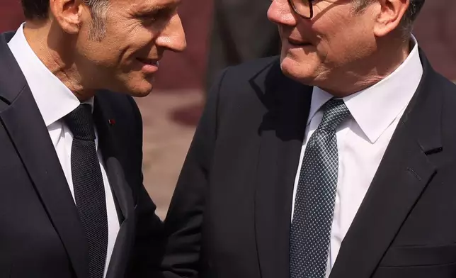 法國總統馬克龍與英國首相施紀賢，在巴黎香榭麗舍大道巴士底日閱兵後交談。攝於2026年7月14日周二。(美聯社圖片/Thomas Padilla) AP圖片