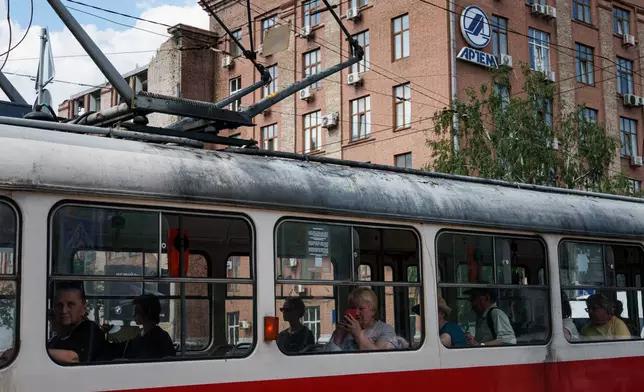 2026年6月11日周四，烏克蘭基輔盧基亞尼夫卡區，通勤者乘坐電車經過阿爾喬姆工廠，該廠是一間國防製造設施。（美聯社圖片/Evgeniy Maloletka） AP圖片