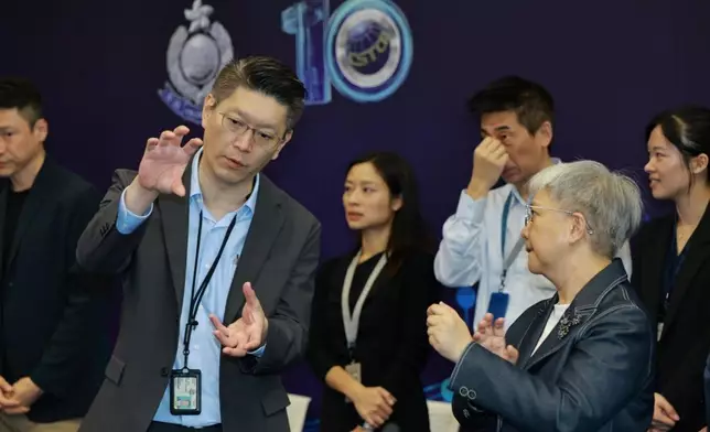 警務處助理處長（資訊系統）陳志勇與專家顧問就技術議題交換意見，討論氣氛踴躍。