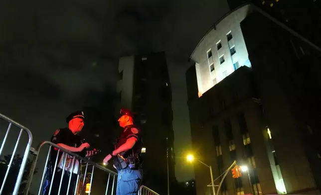 警員站在聯邦法院前，前委內瑞拉總統尼古拉斯·馬杜羅預計周三（2026年7月22日）將在紐約出庭。(美聯社圖片/Seth Wenig) AP圖片