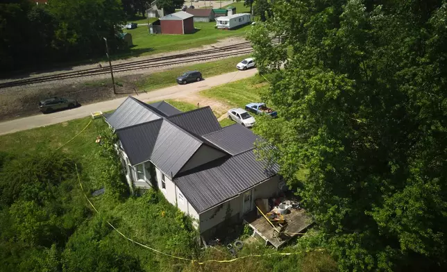 二零二六年七月一日周三，俄亥俄州漢姆登村一間住所被警方封鎖線圍繞。當局表示，他們從該住所救出16名兒童，並拘捕四名成年人。(美聯社圖片/Carolyn Kaster) AP圖片