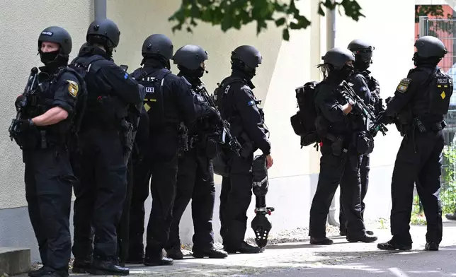 2026年7月8日周三，全副武裝的警員在德國雄高韋爾芬中學駐守。(Lennart Preiss/德新社圖片/美聯社) AP圖片