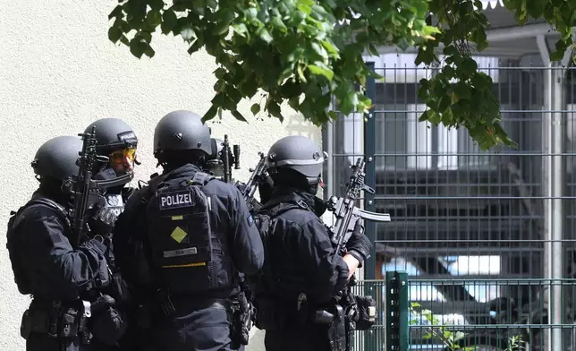 2026年7月8日周三，全副武裝的警員在德國雄高韋爾芬中學駐守。(Karl-Josef Hildenbrand/德新社圖片/美聯社) AP圖片