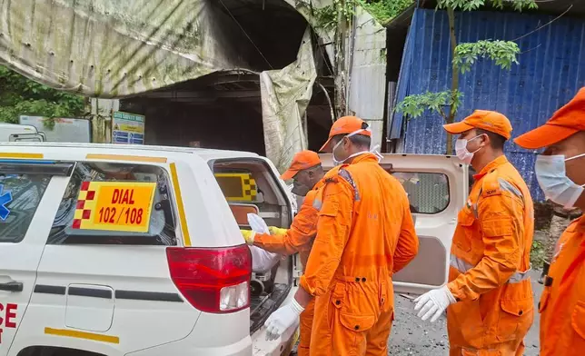 救援人員周二（2026年7月21日）將一名遇難者遺體抬上救護車，地點位於印度甘托克以南約40公里處薩馬爾東村一個水力發電項目興建中的隧道入口外。(美聯社圖片) AP圖片