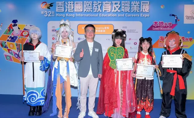 前海關關長鄧以海先生親自頒發課程結業證書予順利畢業的學員，共同見證豐碩的增值成果。