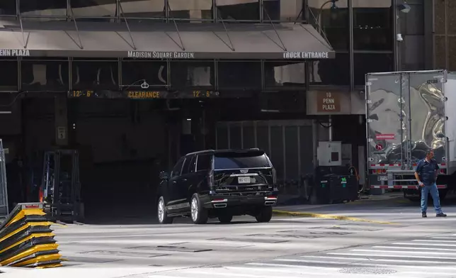 一輛黑色汽車駛入麥迪遜廣場花園，據報是泰勒絲與美國國家美式足球聯盟球員特拉維斯·凱爾斯婚禮前夕，攝於2026年7月2日周四，紐約。(美聯社圖片/Ryan Murphy) AP圖片