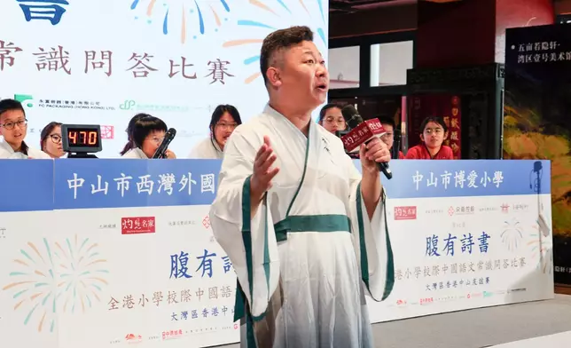 中華吟誦研究會常務理事兼藝術部主任徐雲飛在賽後，即興現場吟唱李白的《黄鶴樓送孟浩然之廣陵》作為此次友誼賽之獻禮。圖片來源：灼見名家