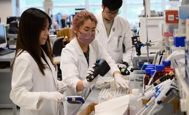 研究人員在實驗室內進行生物化學檢測與分析
