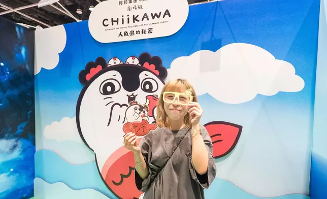 《Chiikawa》電影版專屬打卡區，粉絲與可愛的看板人物互動