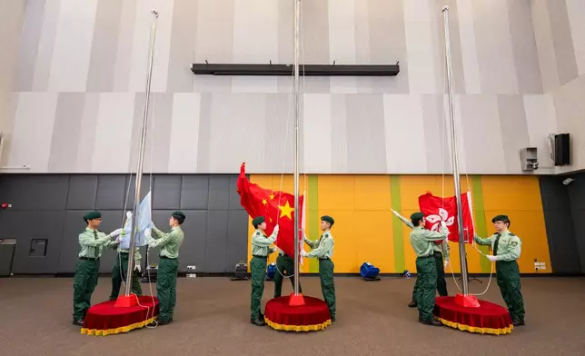 都大學生國旗護衛隊於升旗儀式上莊嚴升起國旗及區旗