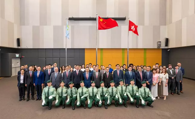 校長林群聲教授與其他都大成員，包括校董會成員、 大學管理層、 教職員及學生出席升旗儀式。