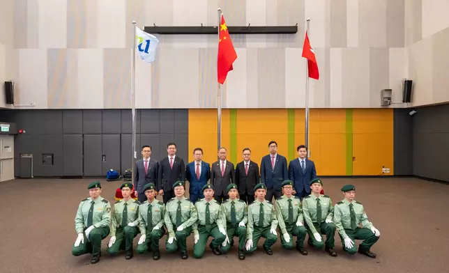 校長林群聲教授及其他大學成員與都大學生國旗護衛隊成員合照。