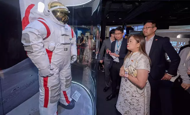 文化體育及旅遊局局長羅淑佩前往太空館參觀「航向太空⸺中國載人航天之旅」專題展覽。羅淑佩FB圖片
