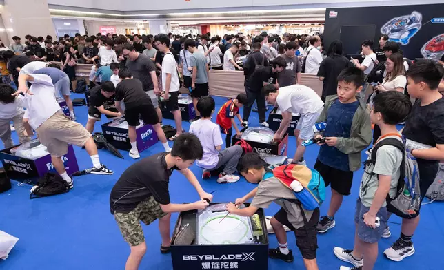 眾多青少年陀螺高手在屯門市廣場競技場進行對擊