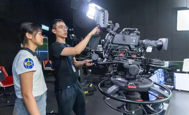 中四學生於馬會實習期間學習專業攝影器材的操作與職場技能