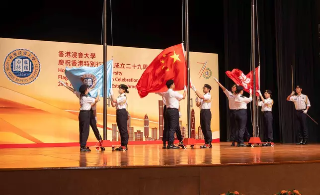 浸大今天在校園舉行升旗儀式，浸大社群聚首一堂，共同慶祝香港特區成立29周年。