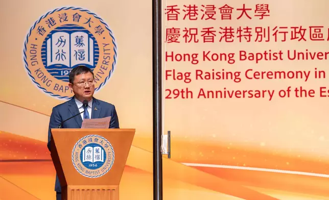 浸大校董會暨諮議會主席黃英豪博士在儀式上致辭。