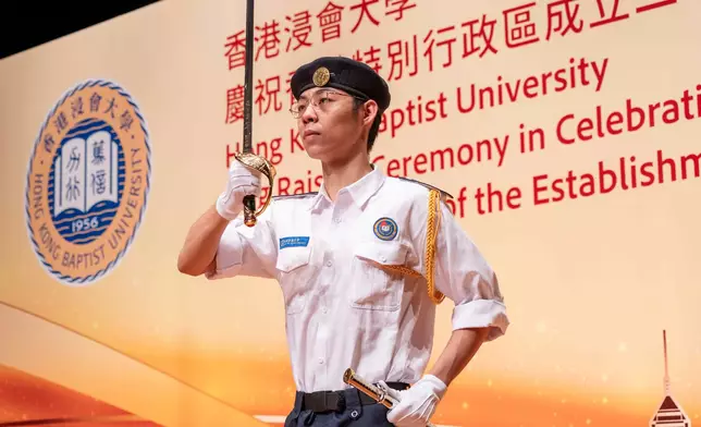 浸大學生升旗隊隊員石天表示，希望在校園承傳光榮而莊嚴的使命。