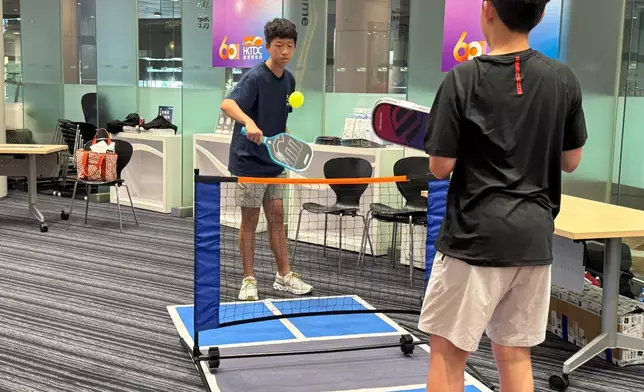青少年在運動消閒博覽現場練習匹克球，體驗新興運動的樂趣