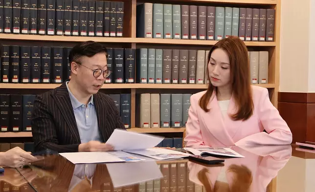 瑪姬與張國鈞副司長在研讀室進行活動前的細節溝通