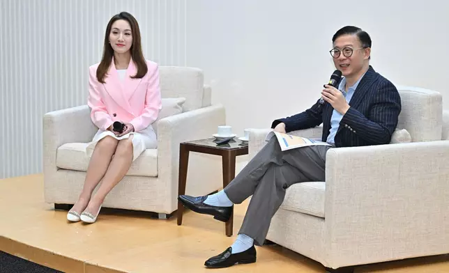 瑪姬與張國鈞副司長於台上暢談溝通心得